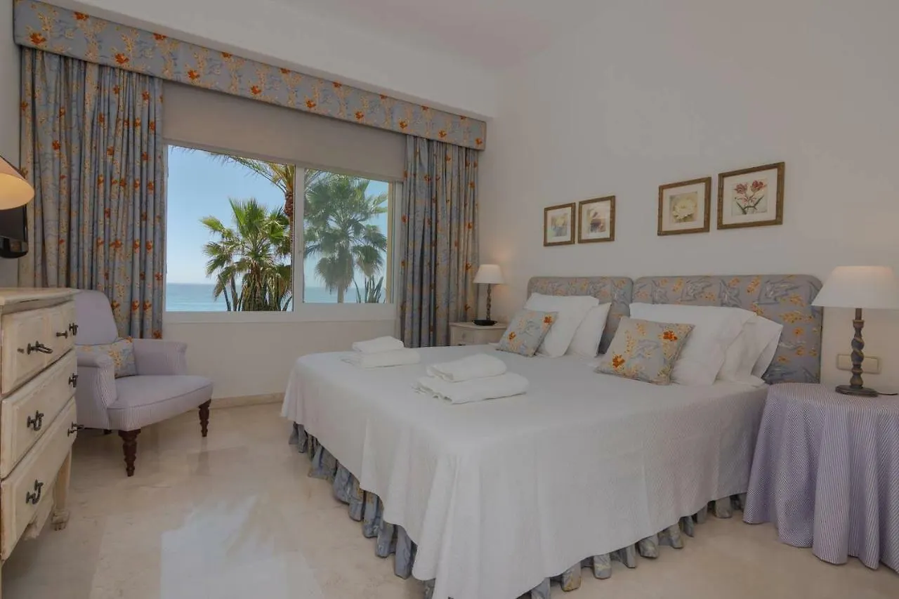 Superb Front Line Location With Heated Pool Apartment Marbella 0*,